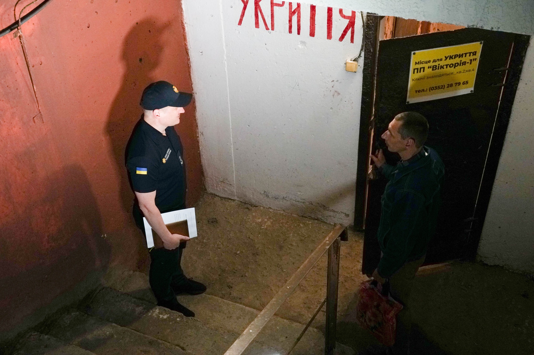 Новини Тернополя - фото з У Тернополі рятувальники з правоохоронцями перевіряють захисні споруди На зображенні може бути: 2 людини та текст