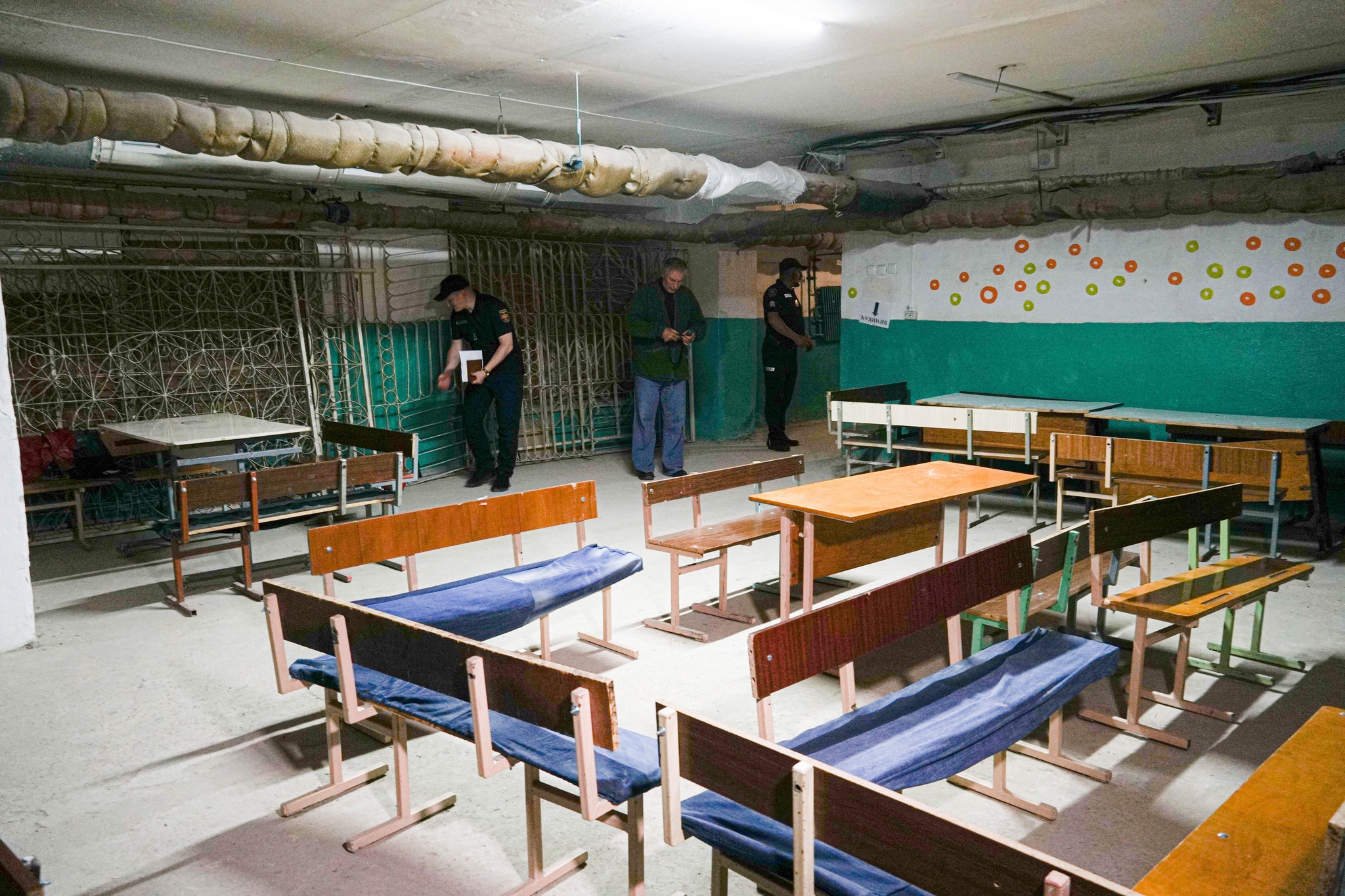 Новини Тернополя - фото з У Тернополі рятувальники з правоохоронцями перевіряють захисні споруди На зображенні може бути: 3 людини