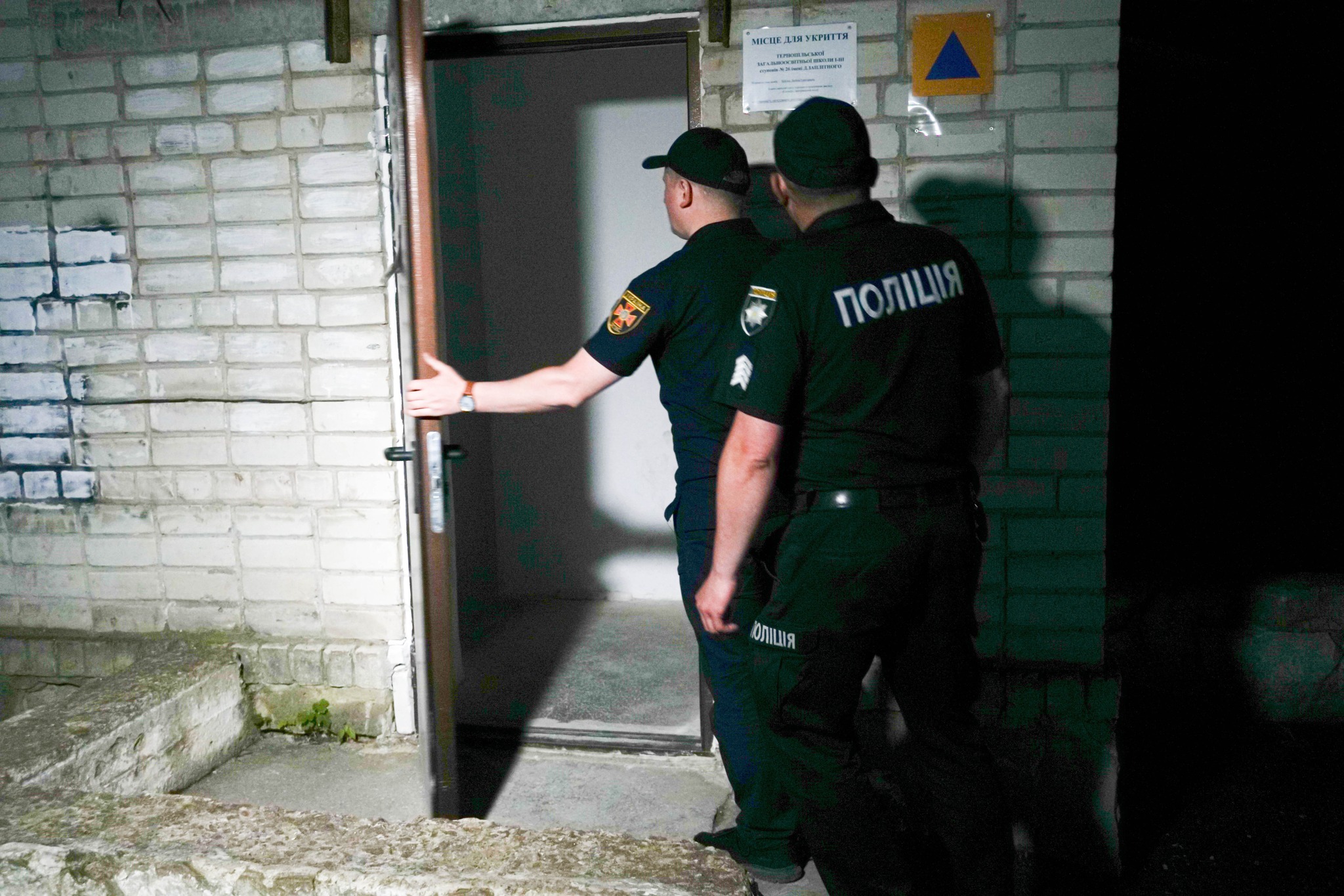Новини Тернополя - фото з У Тернополі рятувальники з правоохоронцями перевіряють захисні споруди На зображенні може бути: 2 людини та текст