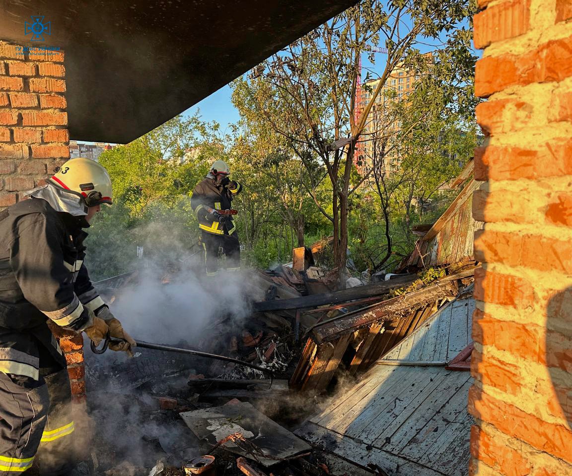 На зображенні може бути: 2 людини, вогонь та текст
