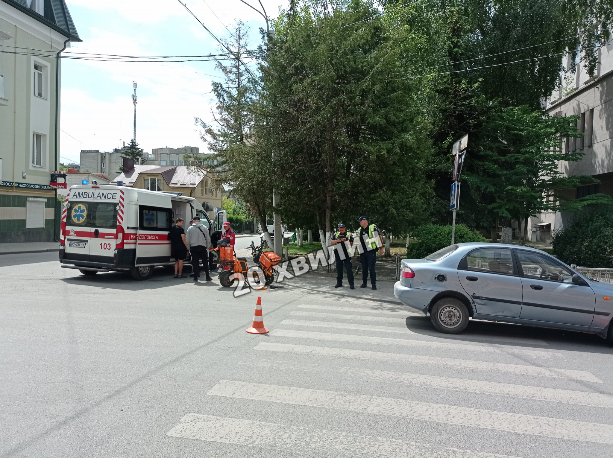 Новини Тернополя - фото з Біля «Водоканалу» аварія з потерпілим: зіштовхнувся водій скутера та автомобіль