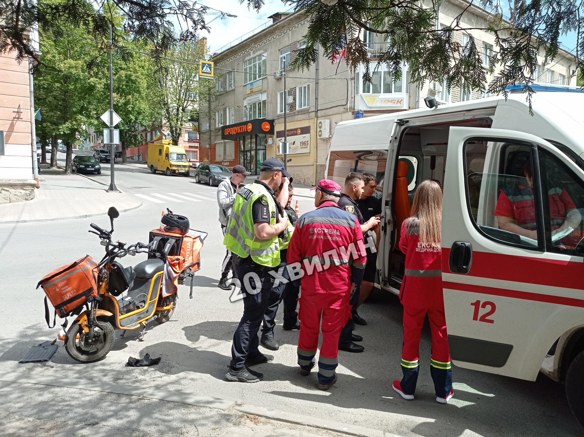 Новини Тернополя - фото з Біля «Водоканалу» аварія з потерпілим: зіштовхнувся водій скутера та автомобіль