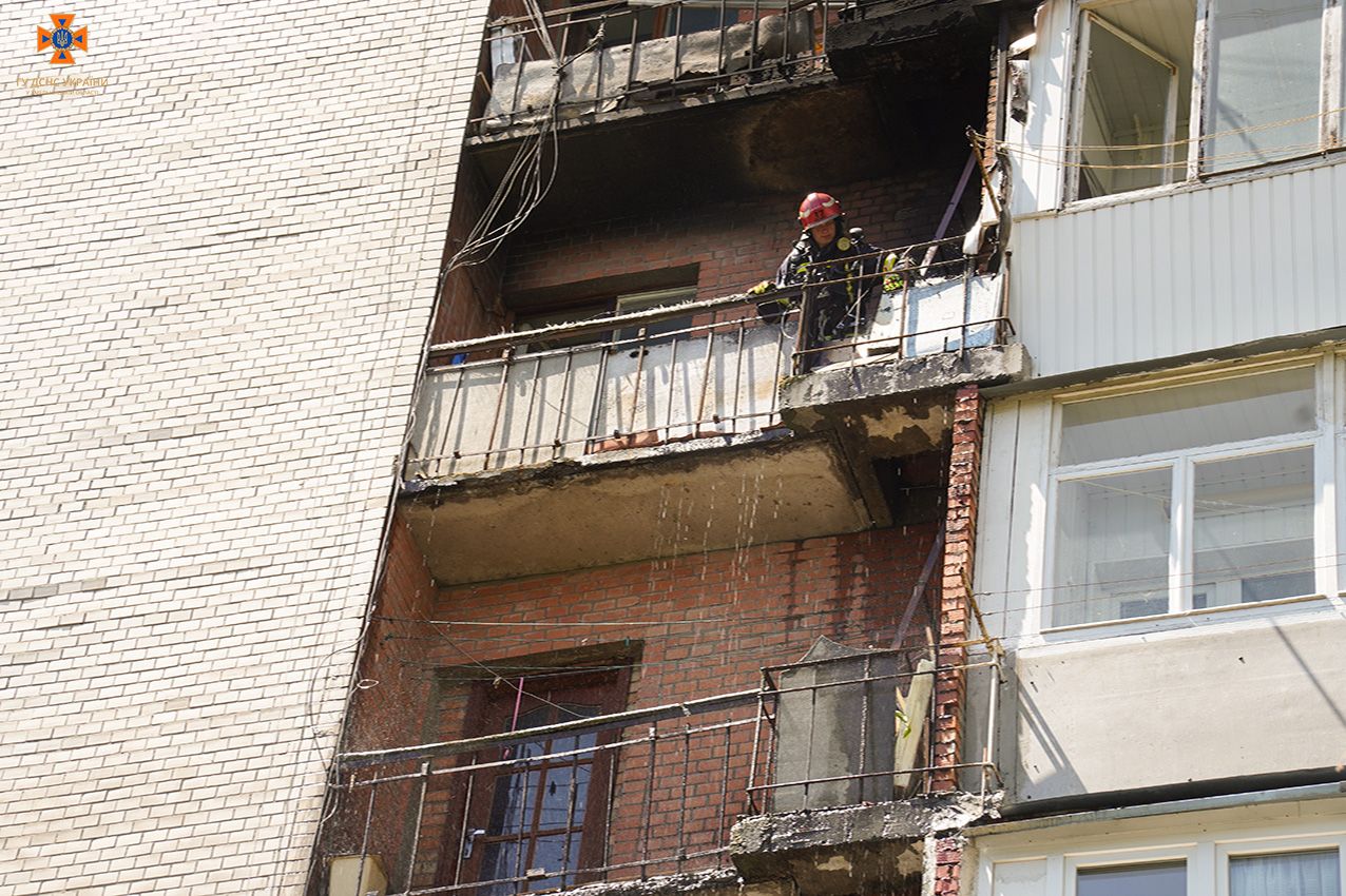 Новини Хмельницького - фото з Пожежа на Свободи: згорів балкон у дев’ятиповерхівці (ФОТО, ВІДЕО)