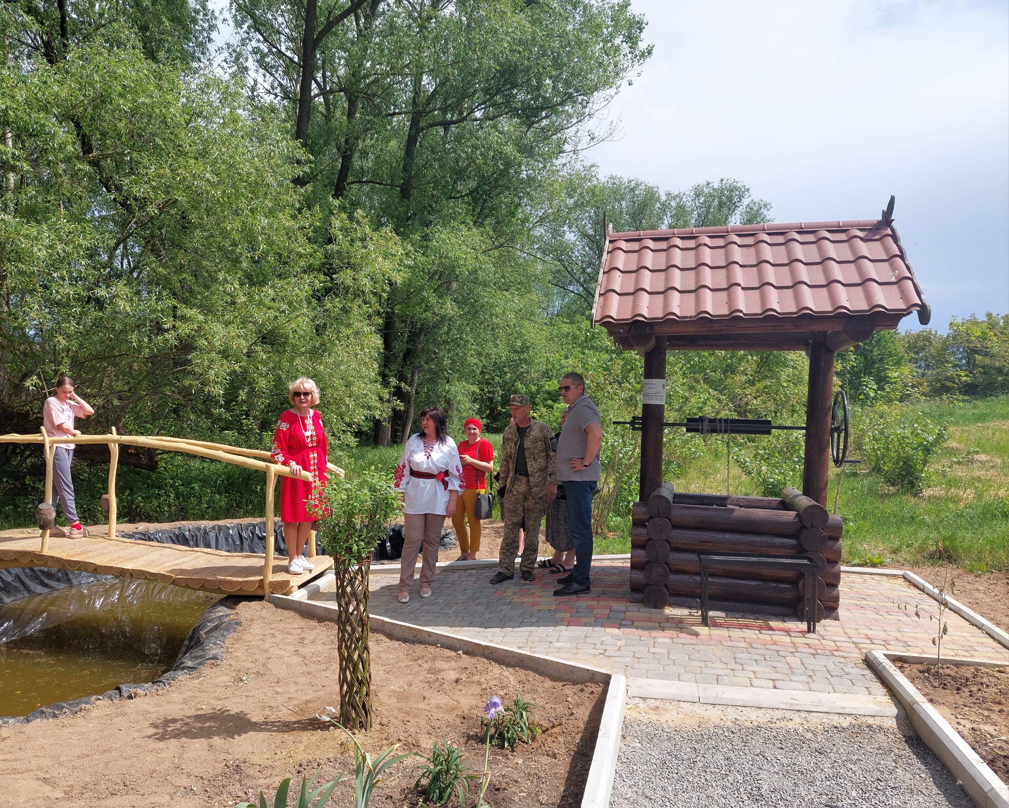 Новини Вінниці - фото з Сховатися від міської суєти. У Ладижині відновили стародавню «панську» криницю На зображенні може бути: 6 людей