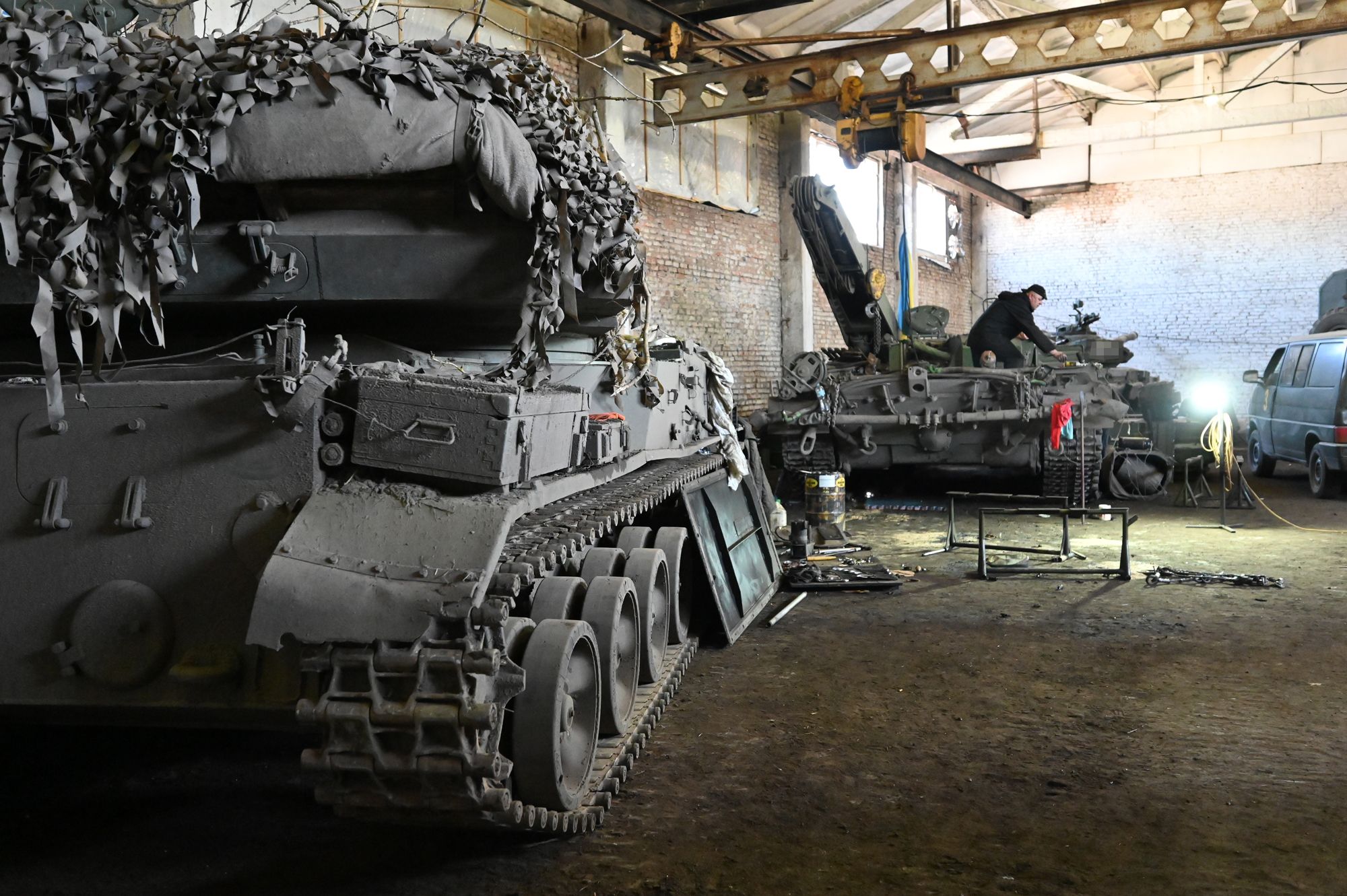 Новини Хмельницького - фото з Купа радянського та російського брухту. Як працює рембат “залізних” танкістів на Харківщині