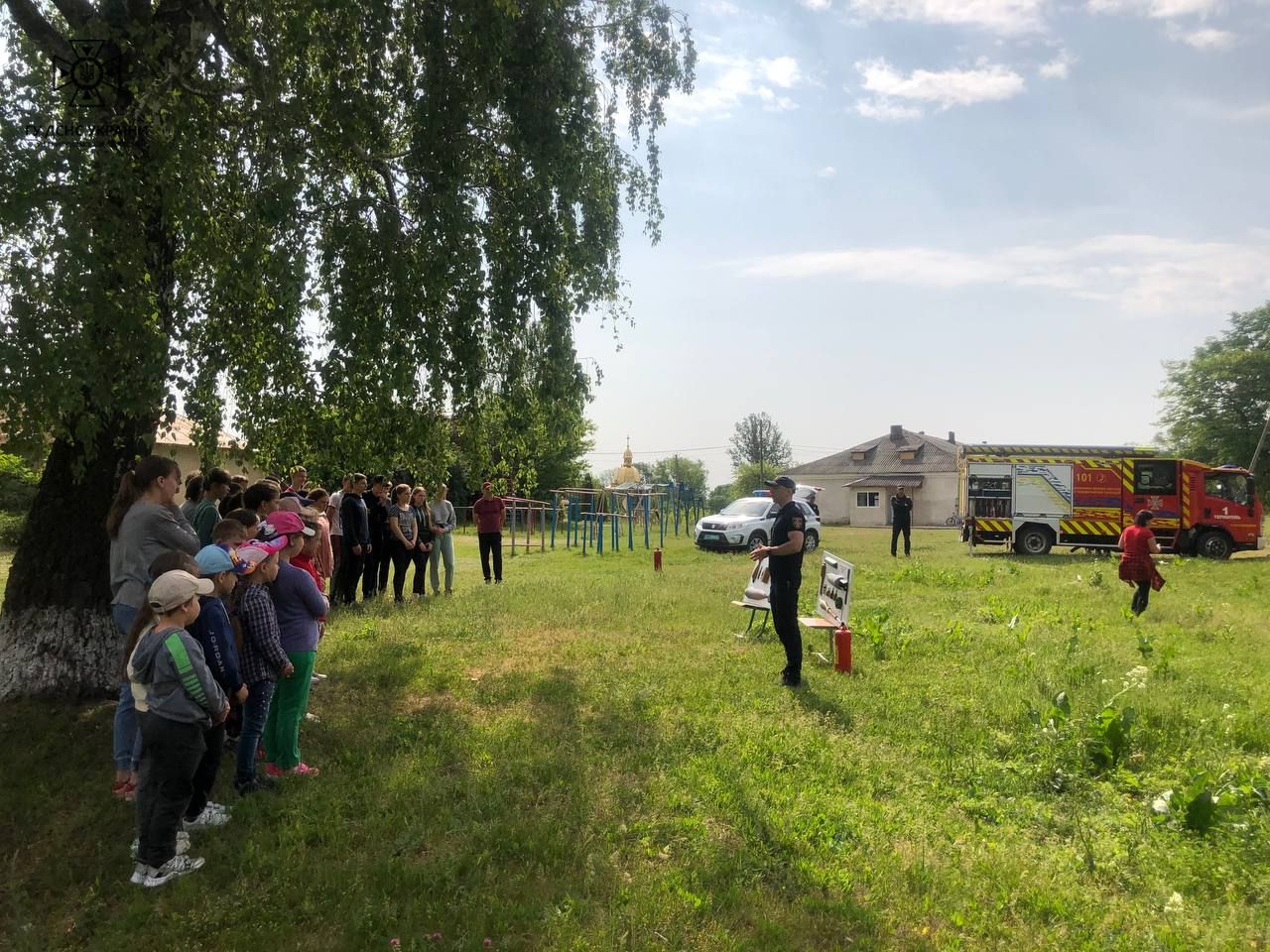 Новини Тернополя - фото з Як тернопільські рятувальники навчали дітей пожежній безпеці На зображенні може бути: 6 людей, потяг та трава