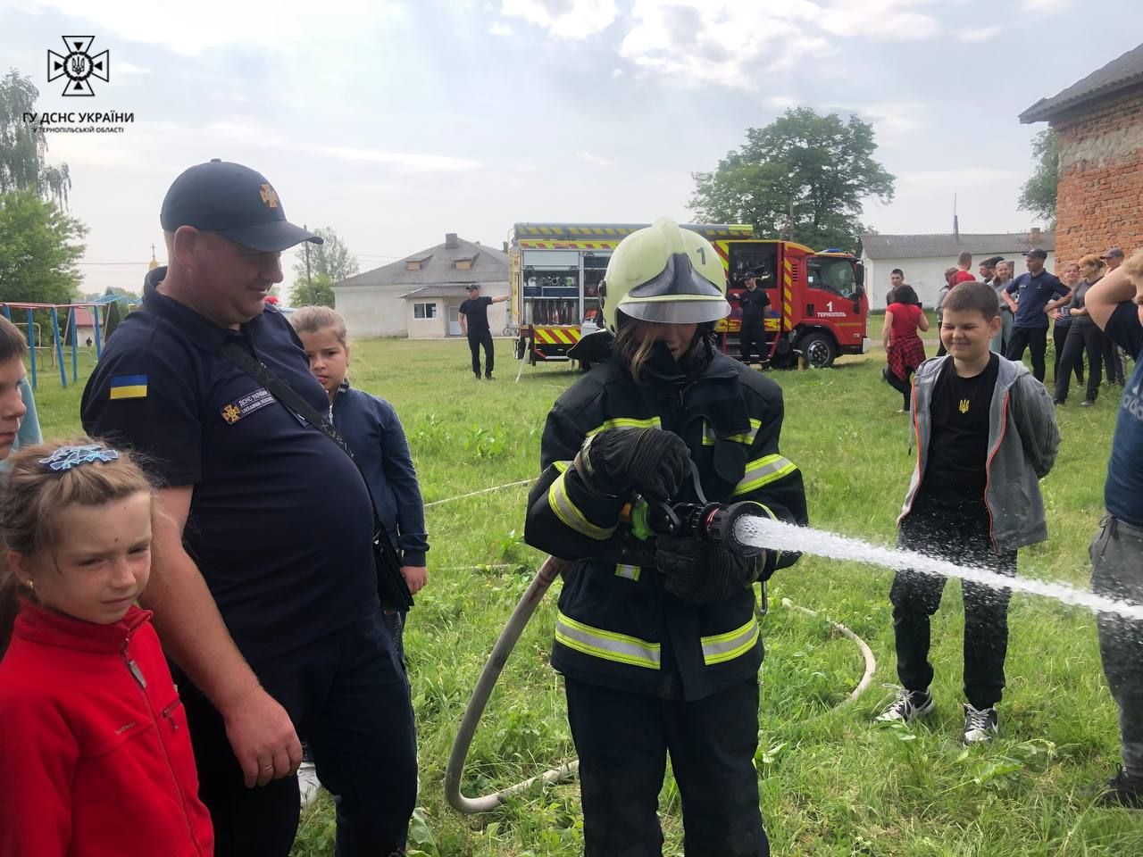 Новини Тернополя - фото з Як тернопільські рятувальники навчали дітей пожежній безпеці На зображенні може бути: 10 людей та текст