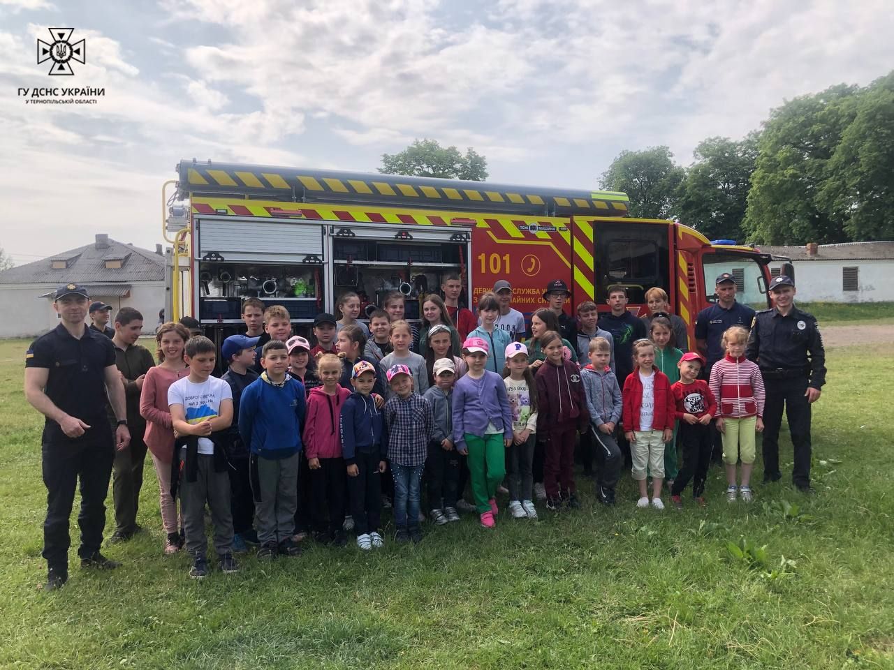 Новини Тернополя - фото з Як тернопільські рятувальники навчали дітей пожежній безпеці На зображенні може бути: 7 людей, швидка допомога та текст