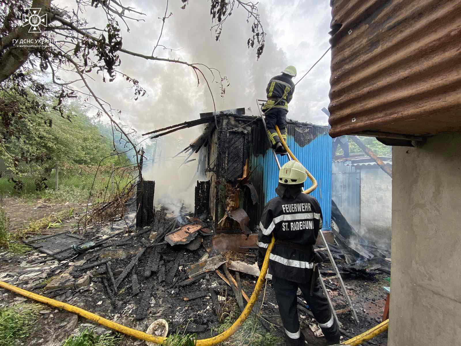 Новини Житомира - фото з На Соколовському масиві горів сарай: травмувалася літня жінка