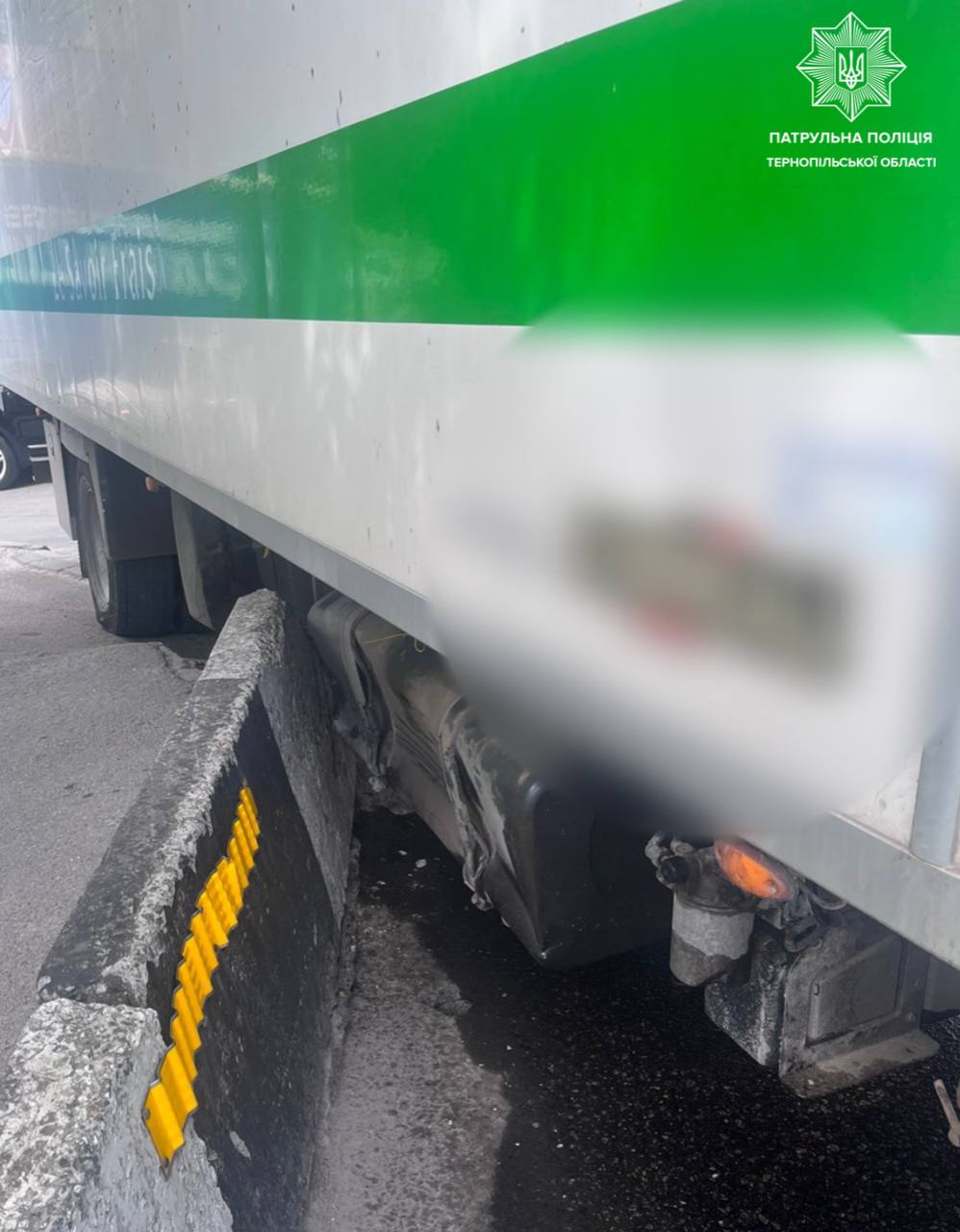 Новини Тернополя - фото з ДТП на Горбатому мосту, водіїв просять поки обминати цю ділянку: подробиці