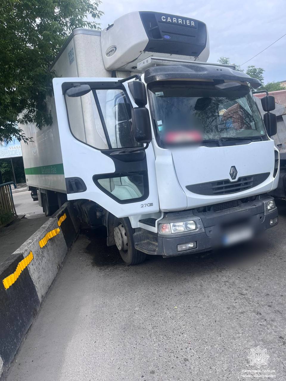 Новини Тернополя - фото з ДТП на Горбатому мосту, водіїв просять поки обминати цю ділянку: подробиці