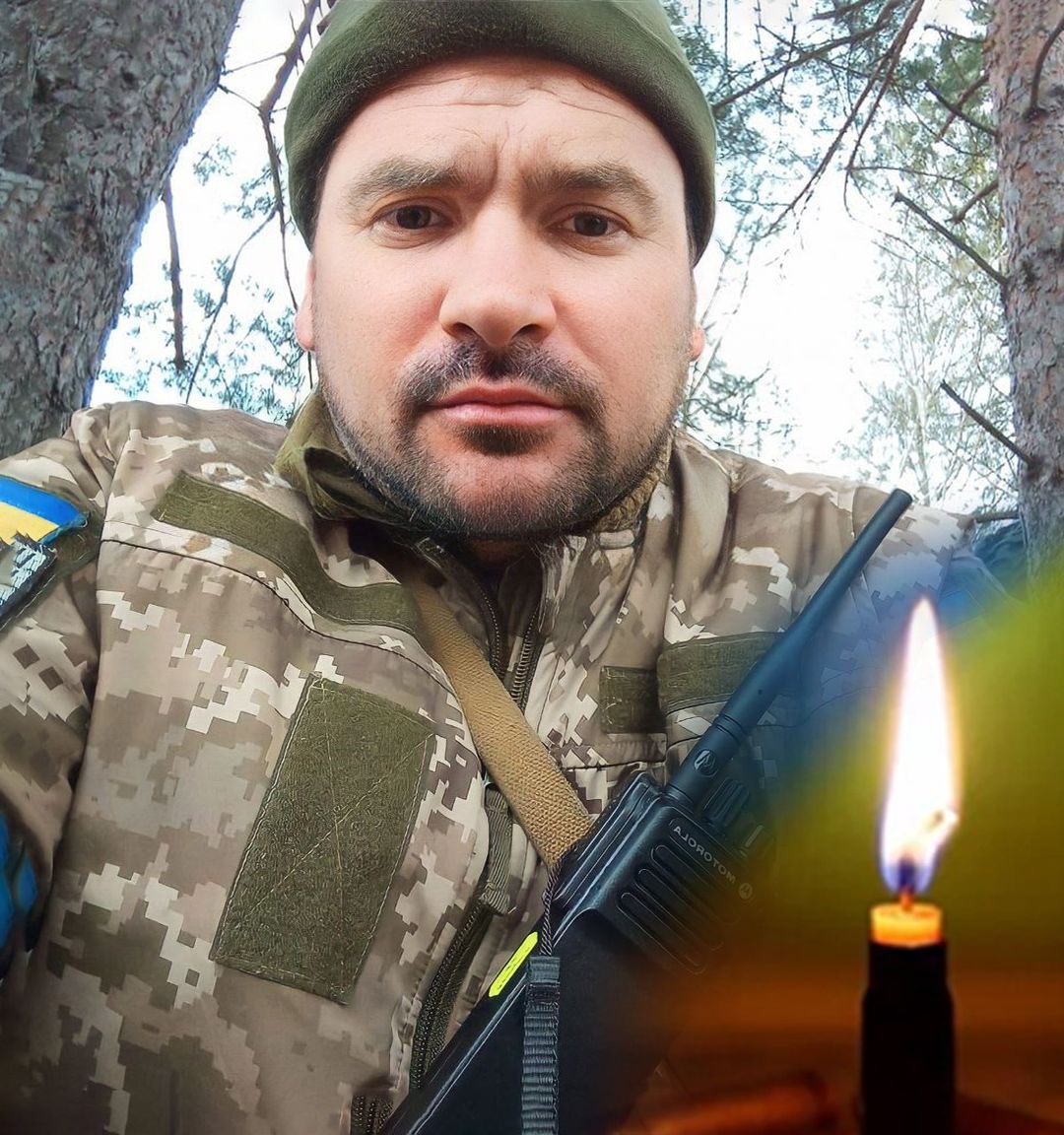 На зображенні може бути: 1 особа, запальничка, вогонь та текст