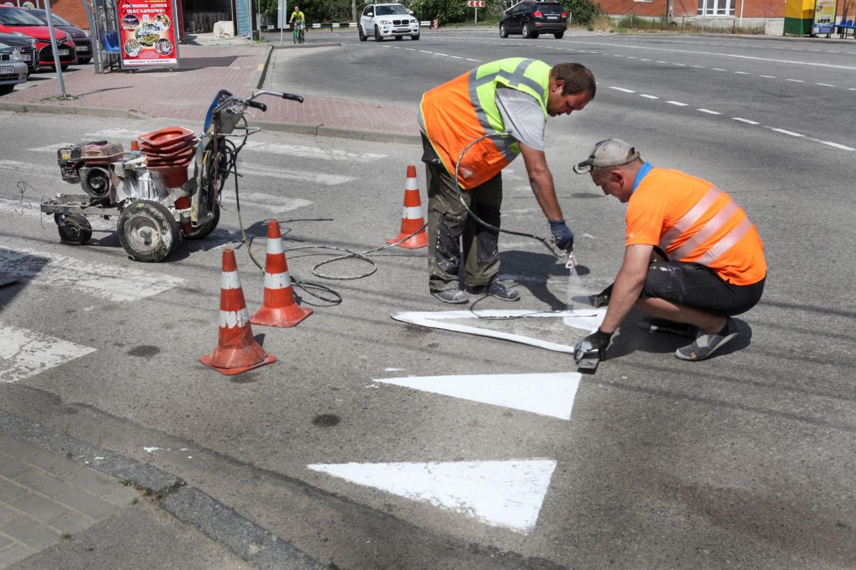 Новини Вінниці - фото з На вулицях Вінниці комунальники відновлюють дорожню розмітку