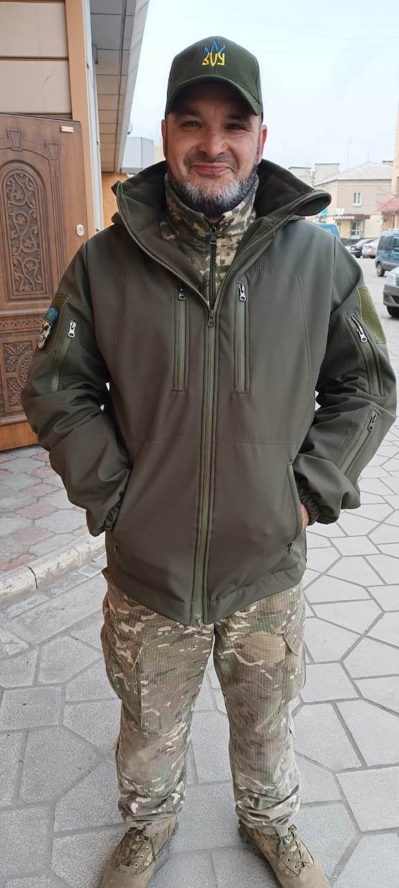 На зображенні може бути: 1 особа, капелюх, пуховик на гусячому пуху та текст