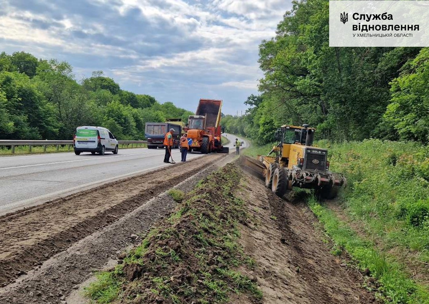 На зображенні може бути: 2 людини, комбайн, дорога, трава та текст