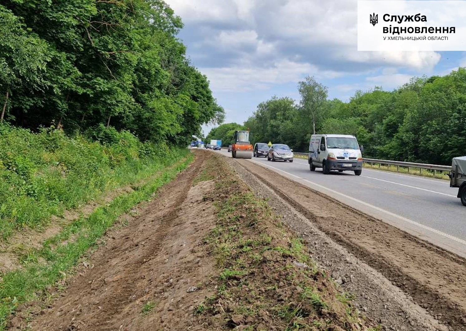 На зображенні може бути: трава, дорога та текст