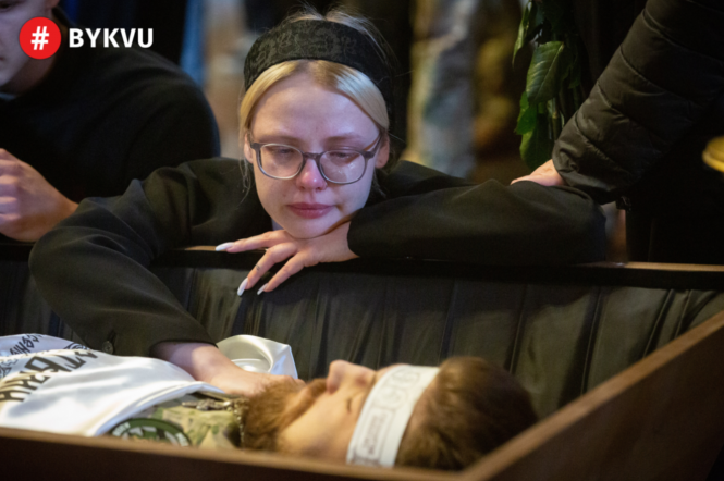 Новини Вінниці - фото з Люди плакали та несли багато квітів. Липовець прощається з воїном Олексієм Мазуром