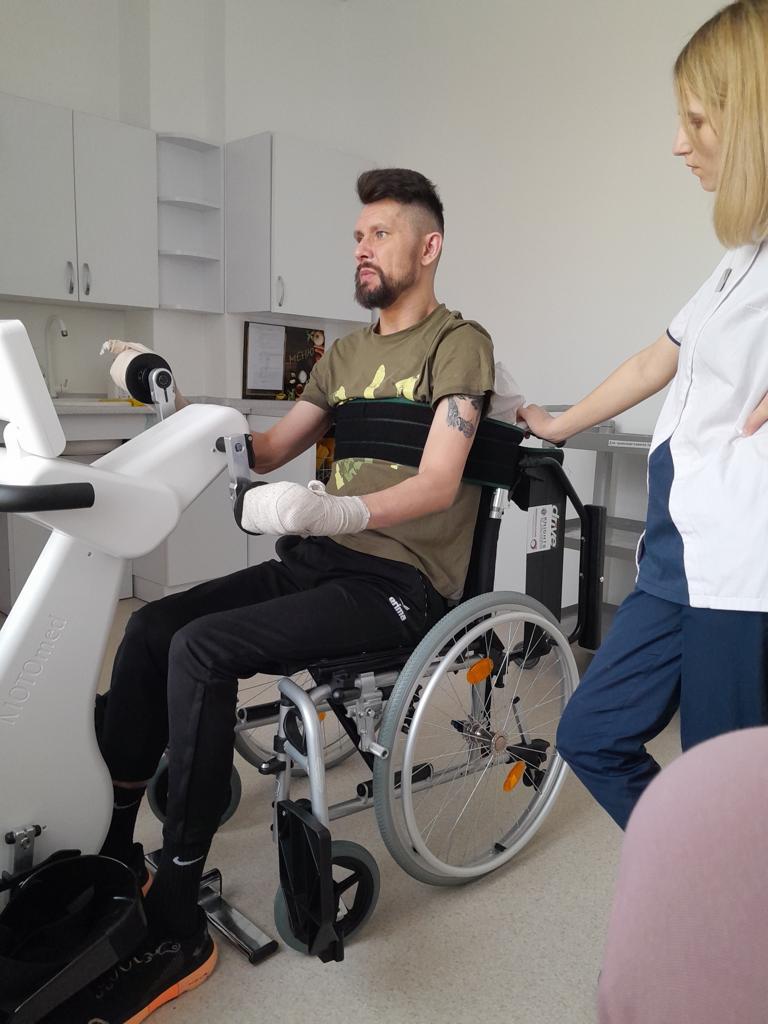 Новини Тернополя - фото з Осколок потрапив в шию і тіло паралізувало: у Тернополі допомагають відновитися 37-річному воїну