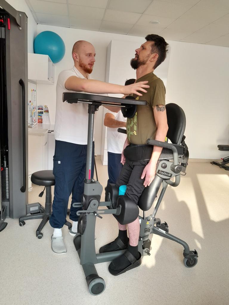 Новини Тернополя - фото з Осколок потрапив в шию і тіло паралізувало: у Тернополі допомагають відновитися 37-річному воїну