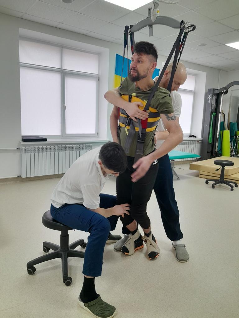 Новини Тернополя - фото з Осколок потрапив в шию і тіло паралізувало: у Тернополі допомагають відновитися 37-річному воїну