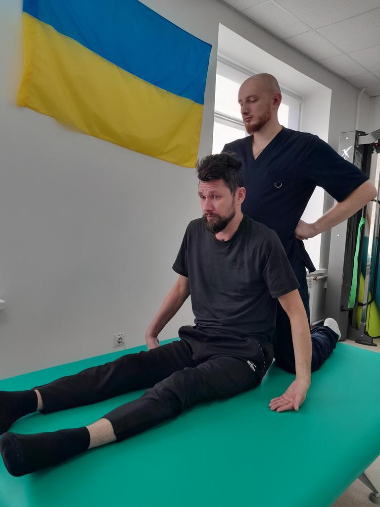Новини Тернополя - фото з Осколок потрапив в шию і тіло паралізувало: у Тернополі допомагають відновитися 37-річному воїну
