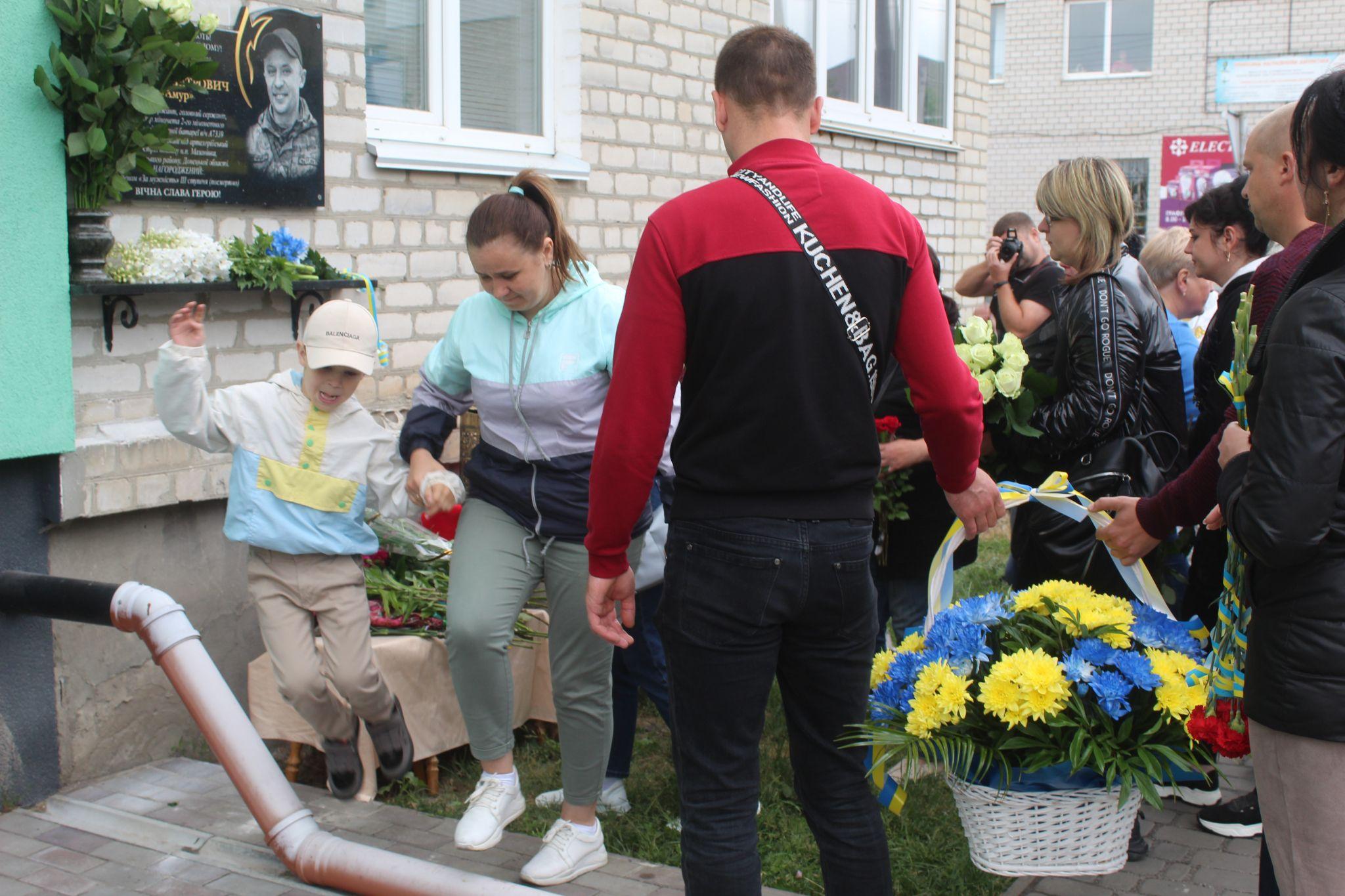 Новини Козятина - фото з На будинку, звідки Василь Пирогов пішов на війну, відкрили меморіальну дошку