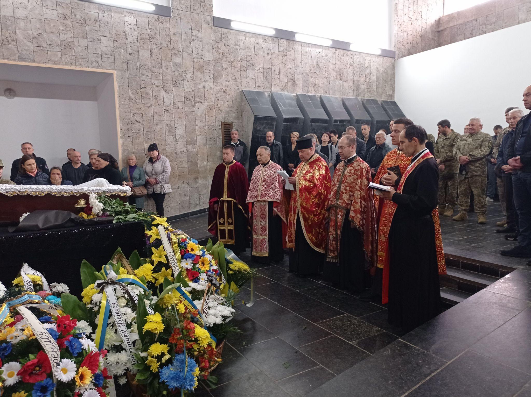 Новини Тернополя - фото з Віддав життя за наш мир та спокій: Тернопіль прощається з Героєм Денисом Кузнецовим