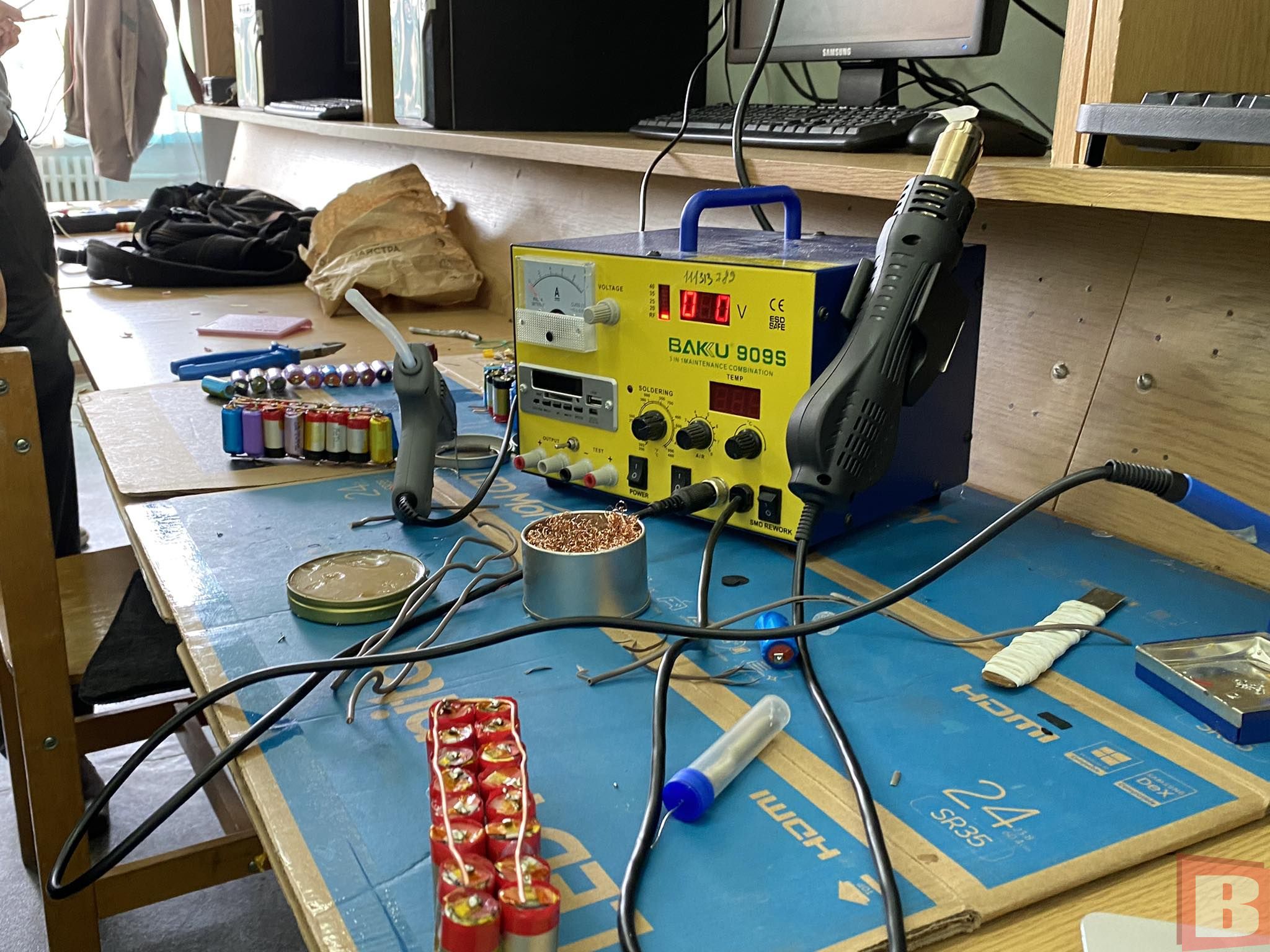 Новини Хмельницького - фото з 25 електронних сигарет = павербанк для ЗСУ. Як і де це роблять у Хмельницькому