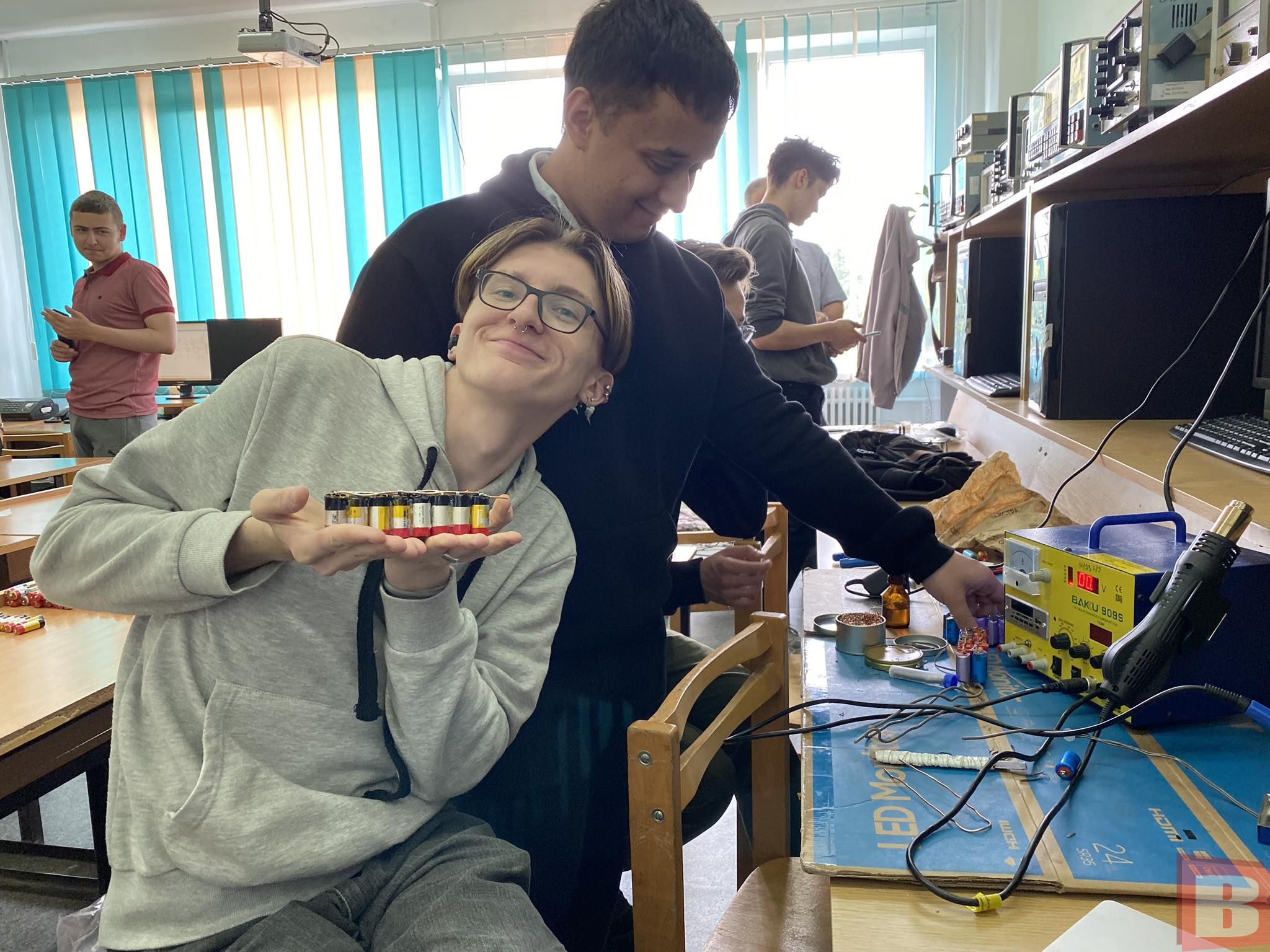 Новини Хмельницького - фото з 25 електронних сигарет = павербанк для ЗСУ. Як і де це роблять у Хмельницькому