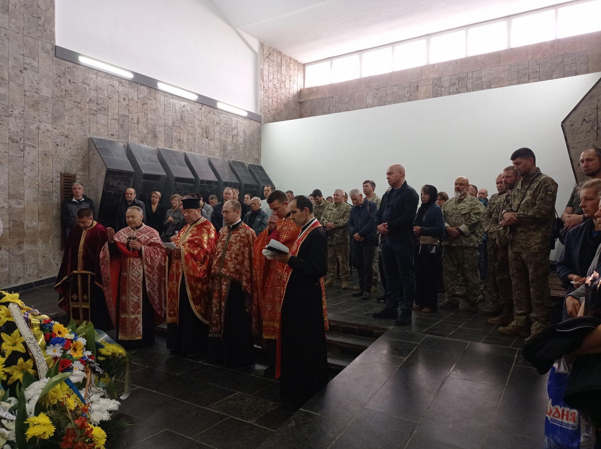 Новини Тернополя - фото з Віддав життя за наш мир та спокій: Тернопіль прощається з Героєм Денисом Кузнецовим