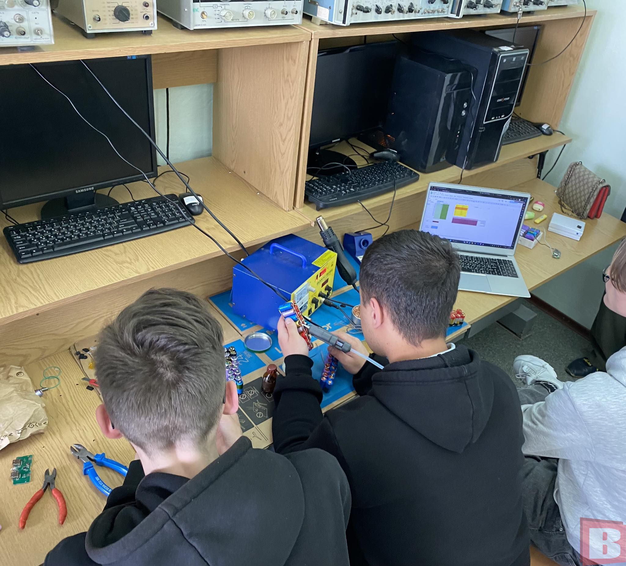 Новини Хмельницького - фото з 25 електронних сигарет = павербанк для ЗСУ. Як і де це роблять у Хмельницькому