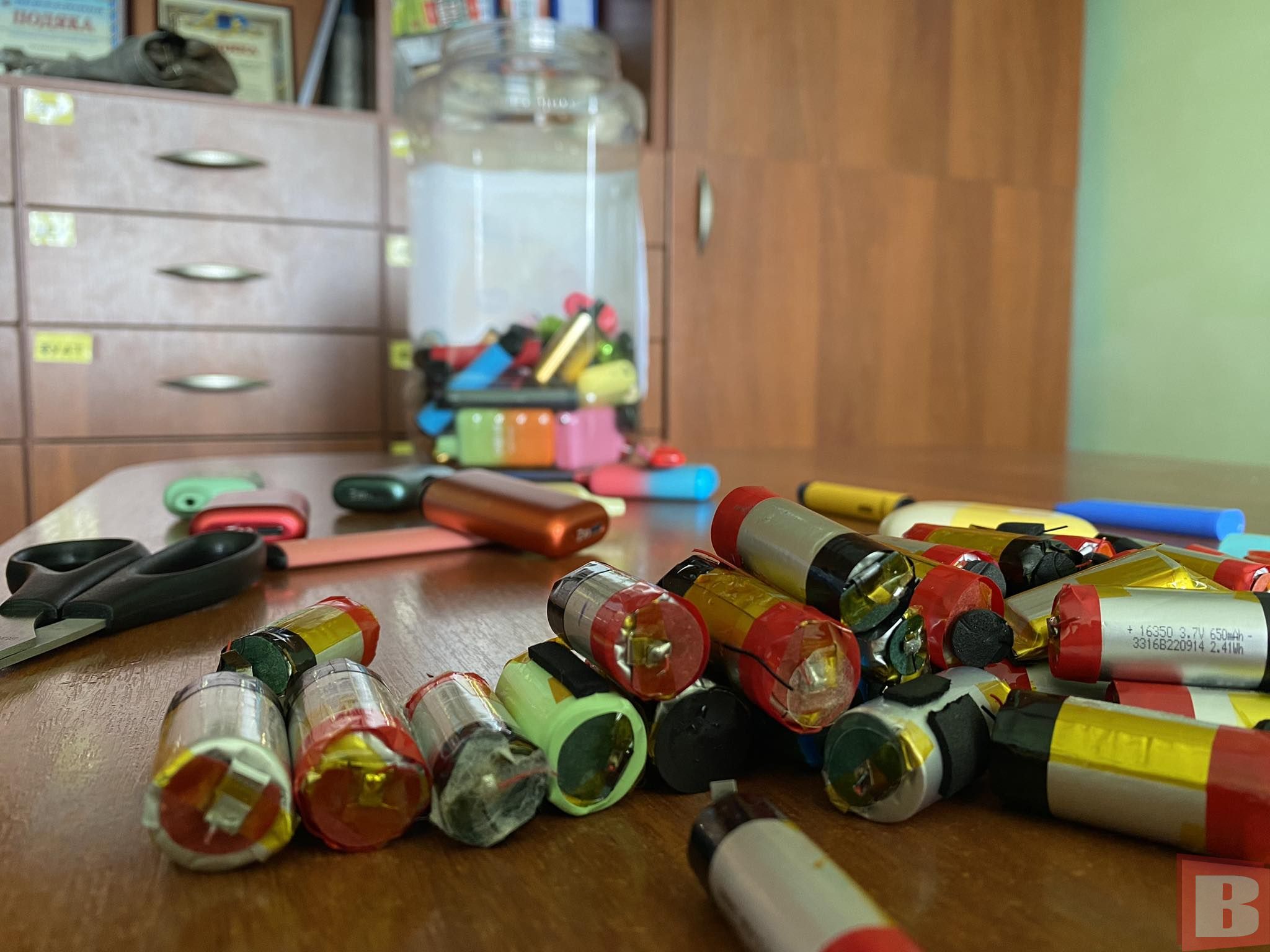 Новини Хмельницького - фото з 25 електронних сигарет = павербанк для ЗСУ. Як і де це роблять у Хмельницькому