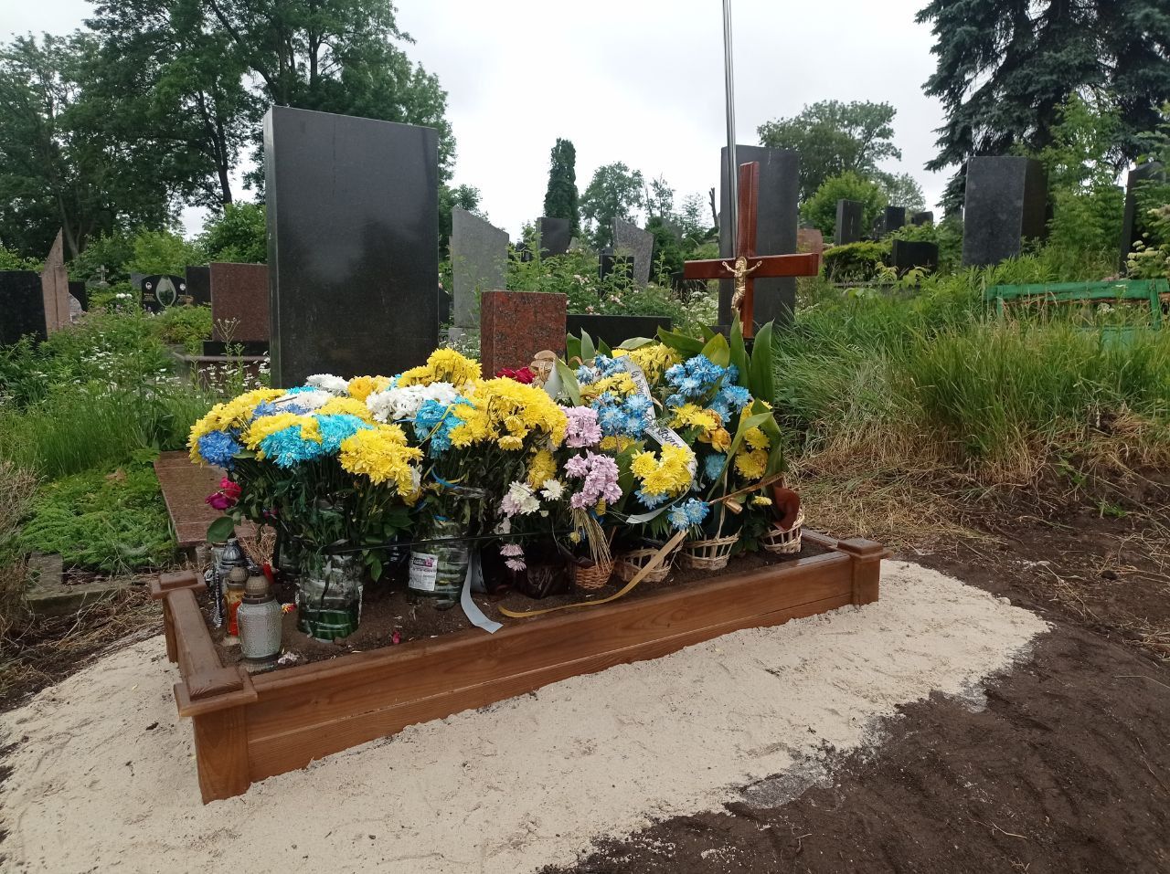 Новини Тернополя - фото з Демонтували плити та зрізали дерева: подробиці ексгумації останків радянських солдат у Тернополі