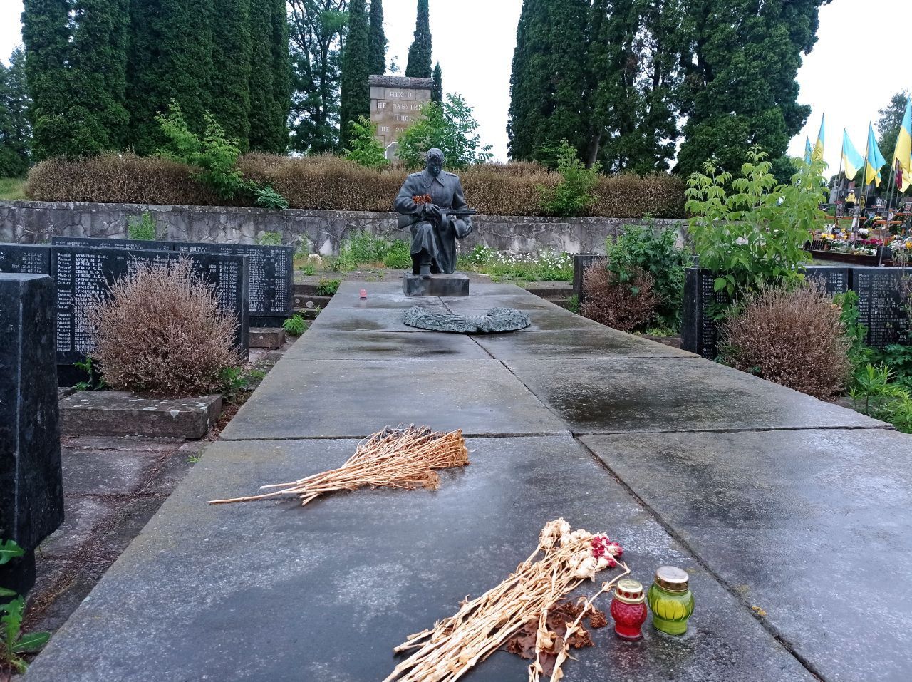 Новини Тернополя - фото з Демонтували плити та зрізали дерева: подробиці ексгумації останків радянських солдат у Тернополі