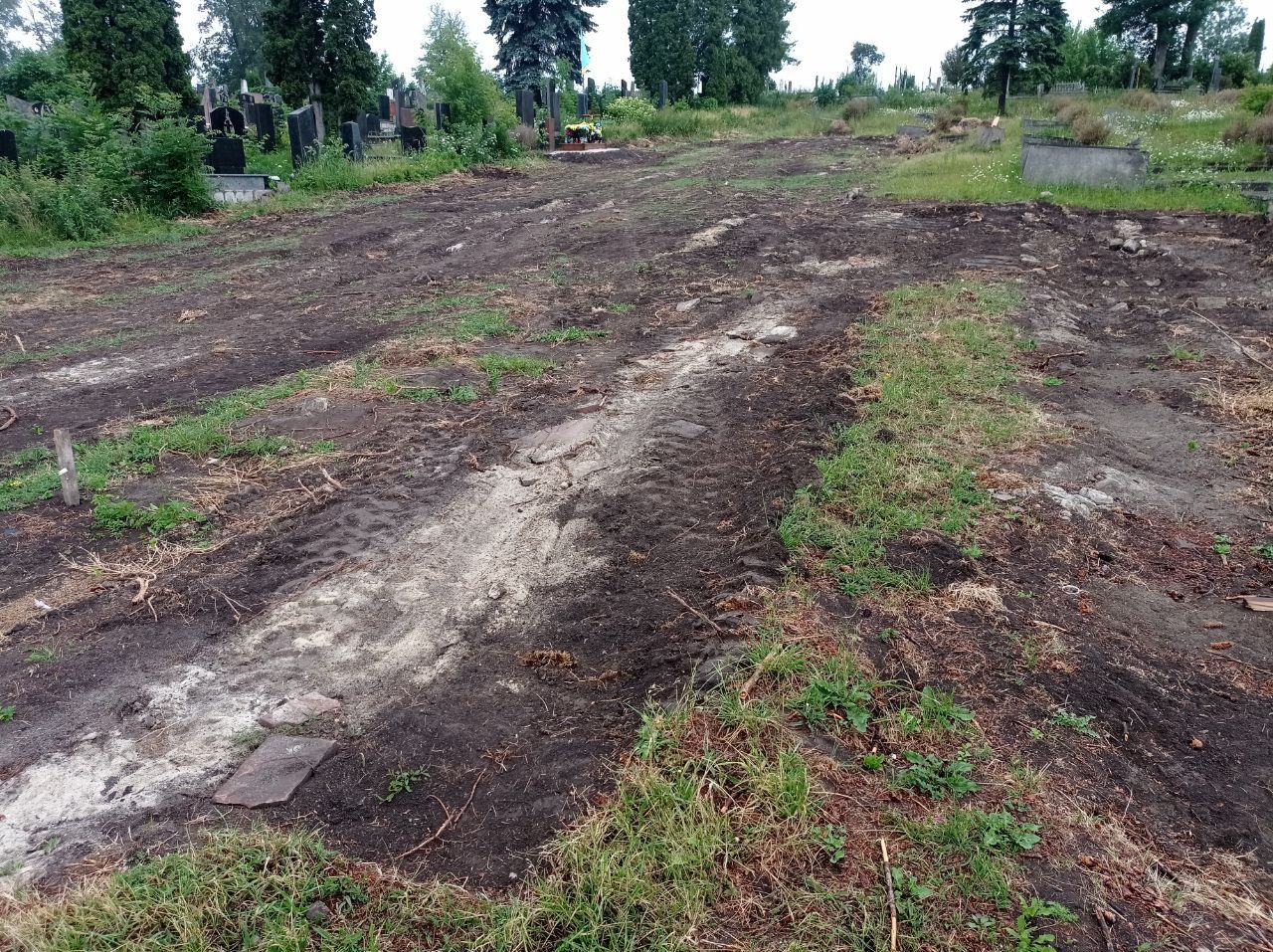 Новини Тернополя - фото з Демонтували плити та зрізали дерева: подробиці ексгумації останків радянських солдат у Тернополі