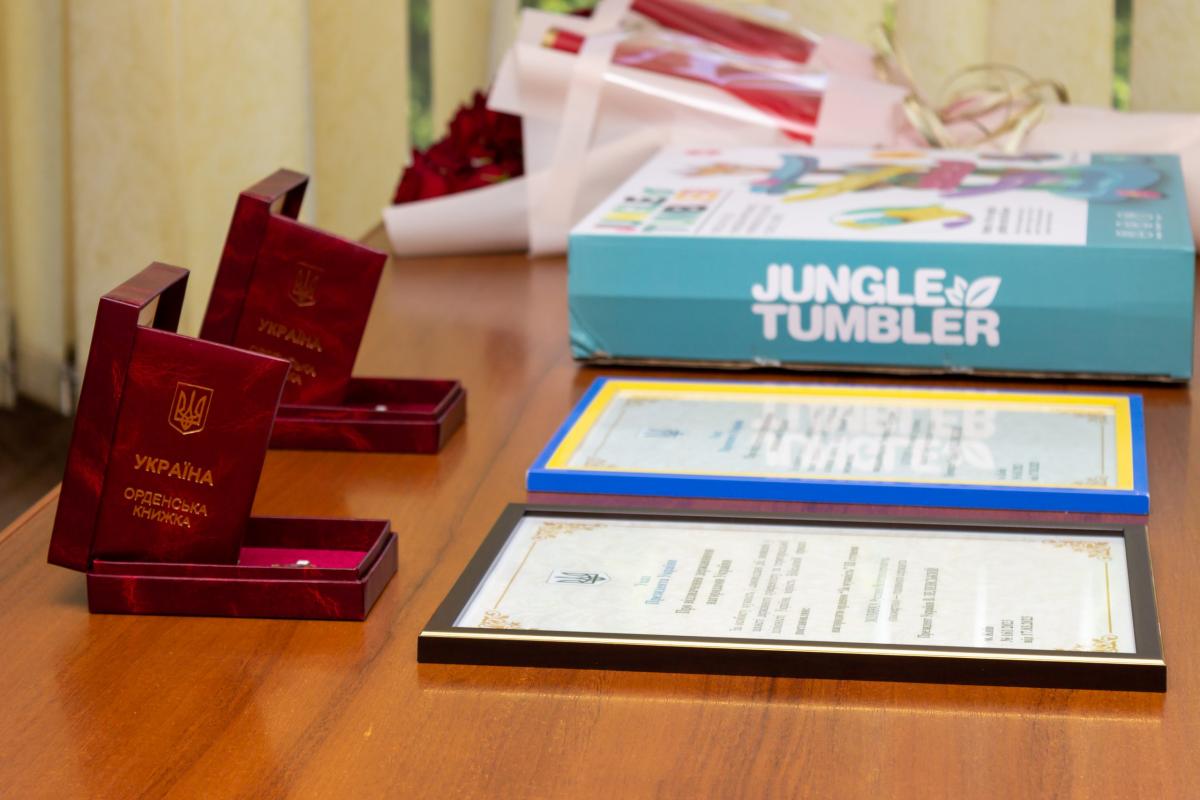 Новини Хмельницького - фото з У Хмельницькому вручили нагороди рідним загиблих прикордонників 230615 вручення нагород (2)