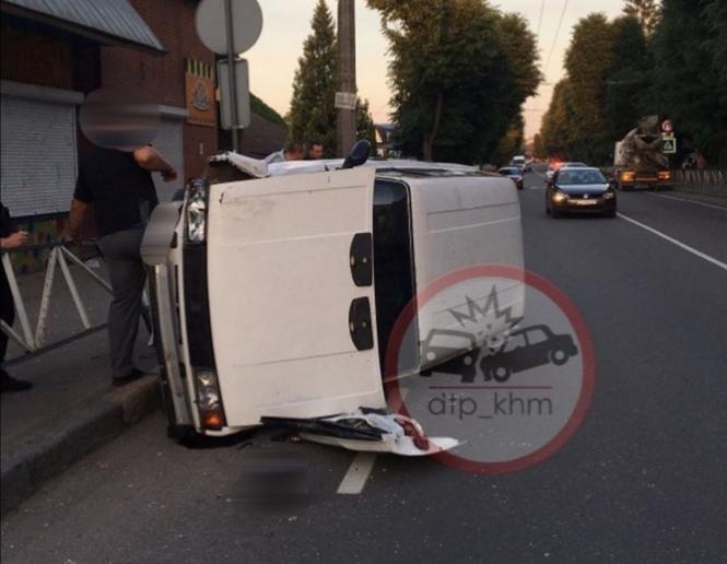 Новини Хмельницького - фото з На Чорновола внаслідок ДТП перекинувся “ВАЗ”: деталі