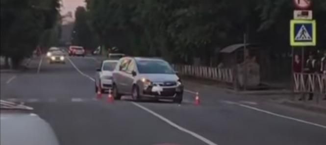 Новини Хмельницького - фото з На Чорновола внаслідок ДТП перекинувся “ВАЗ”: деталі