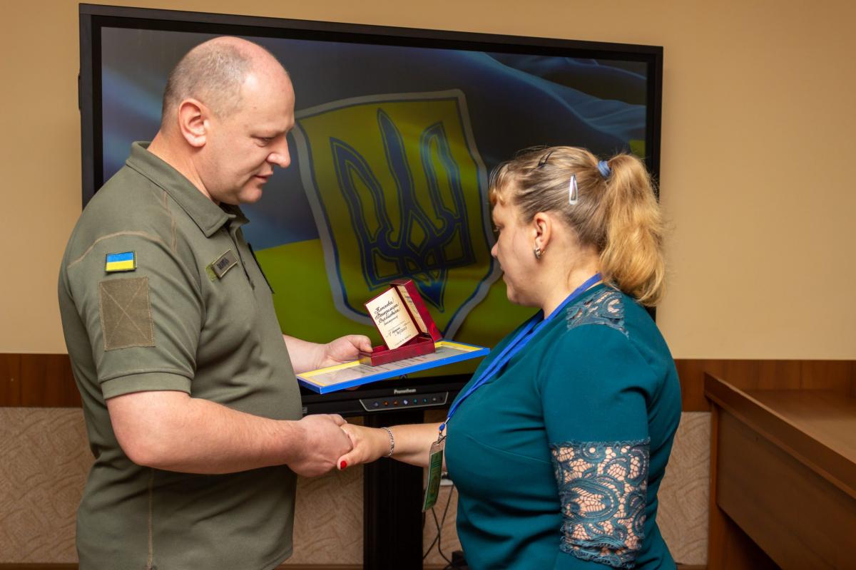 Новини Хмельницького - фото з У Хмельницькому вручили нагороди рідним загиблих прикордонників 230615 вручення нагород (4)