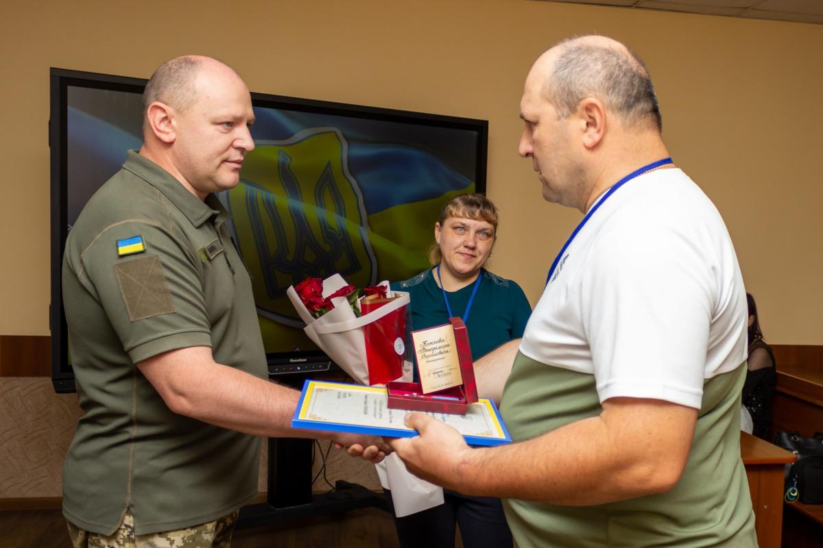 Новини Хмельницького - фото з У Хмельницькому вручили нагороди рідним загиблих прикордонників 230615 вручення нагород (5)