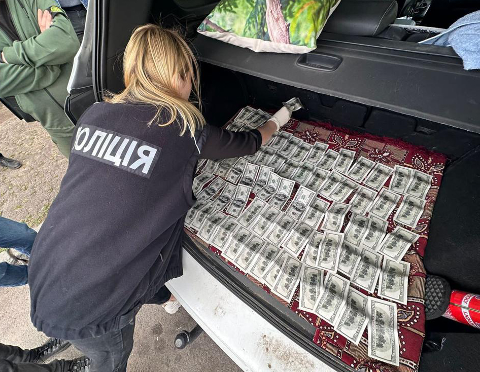 16 500 доларів США за сприяння в оформленні інвалідності: на Хмельниччині затримали засновника громадської організації