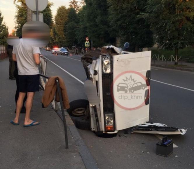 Новини Хмельницького - фото з На Чорновола внаслідок ДТП перекинувся “ВАЗ”: деталі