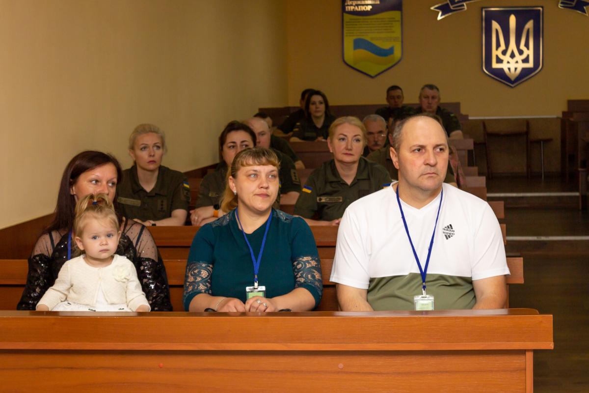 Новини Хмельницького - фото з У Хмельницькому вручили нагороди рідним загиблих прикордонників 230615 вручення нагород (3)