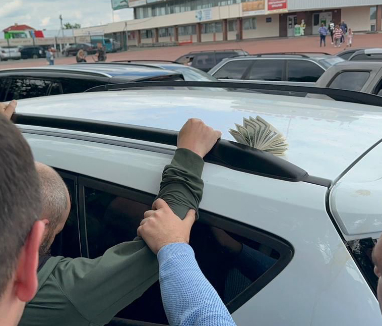 16 500 доларів США за сприяння в оформленні інвалідності: на Хмельниччині затримали засновника громадської організації