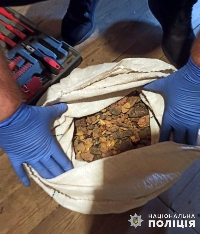 Новини Хмельницького - фото з Поліція викрила хмельничан, які незаконно торгували бурштином