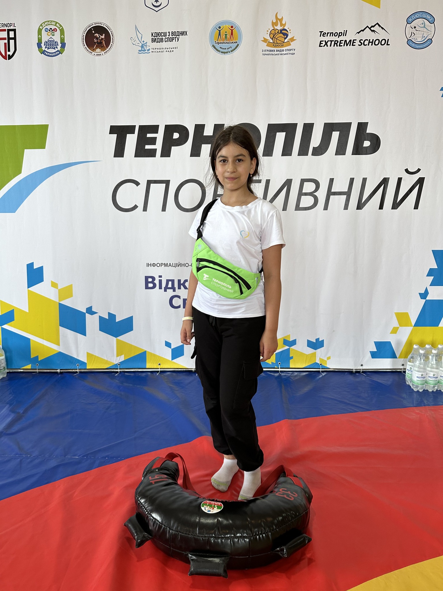 Новини Тернополя - фото з Для юних тернополян провели спортивний фестиваль з греко-римської боротьби На зображенні може бути: 1 особа, батут та текст