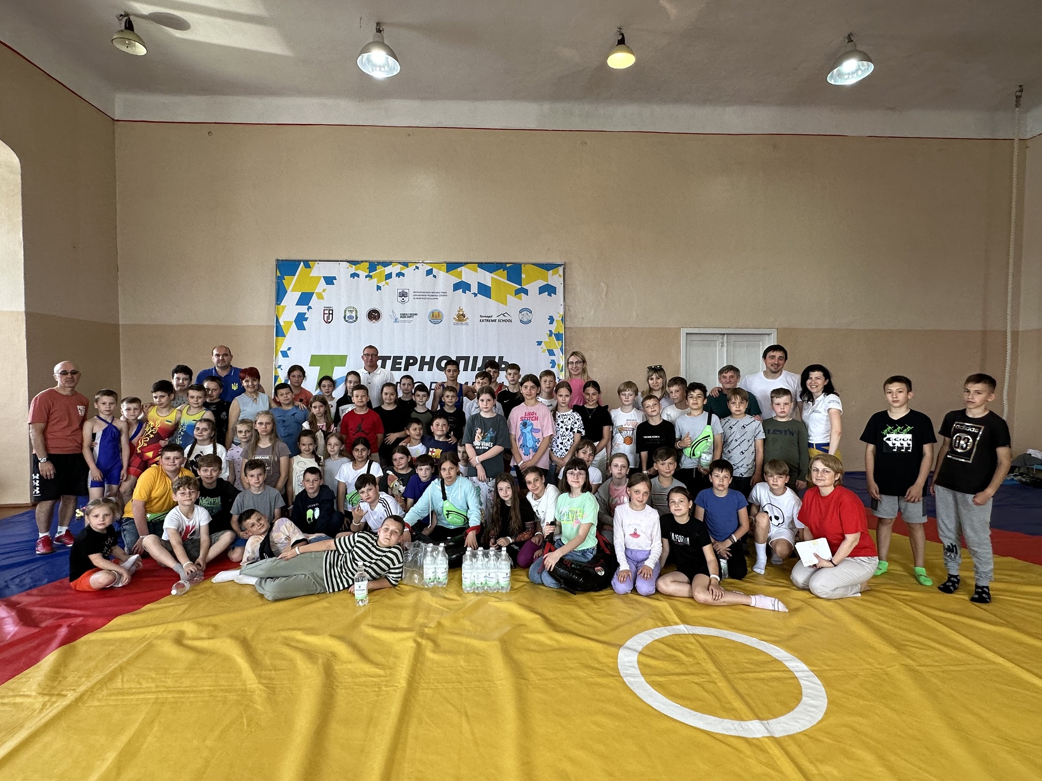 Новини Тернополя - фото з Для юних тернополян провели спортивний фестиваль з греко-римської боротьби На зображенні може бути: 3 людини та батут