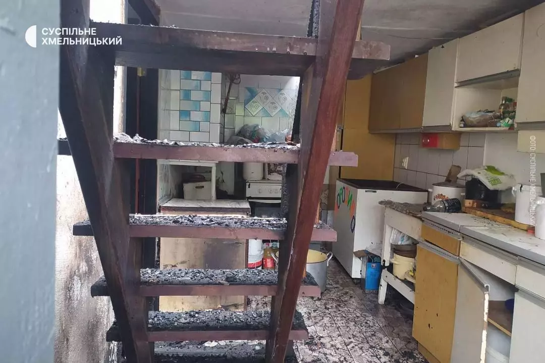 Новини Хмельницького - фото з “Вигоріло все повністю”: у Старокостянтинові уламки збитого дрона впали на будинок