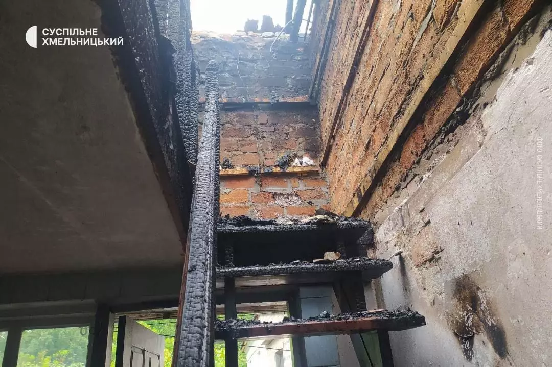 Новини Хмельницького - фото з “Вигоріло все повністю”: у Старокостянтинові уламки збитого дрона впали на будинок