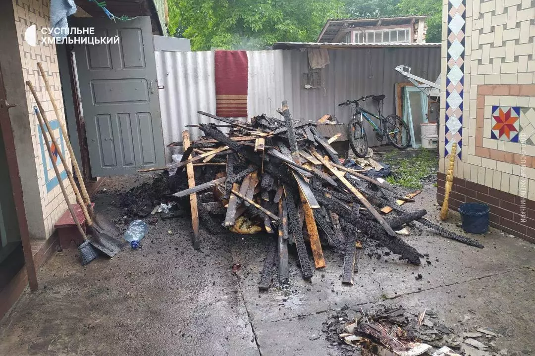 Новини Хмельницького - фото з “Вигоріло все повністю”: у Старокостянтинові уламки збитого дрона впали на будинок